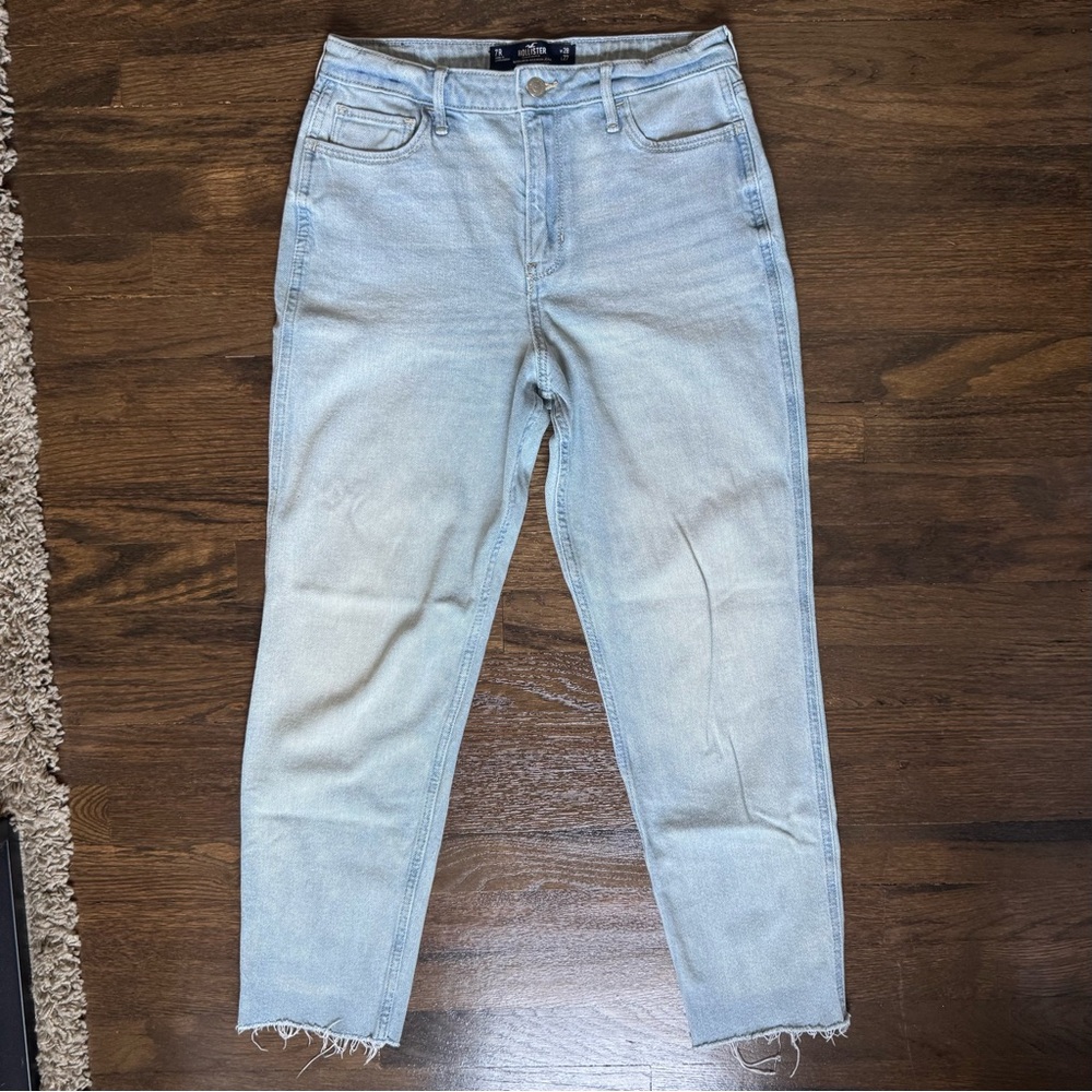 Hollister Ultra High Rise Mom Jean Light Wash size 7R 28x27